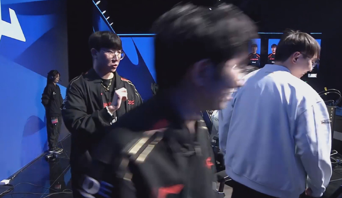 开云下载-CLG横扫RNG，Kanavi操刀奇招英雄翻盘宿敌对决小组赛，让粉丝疯狂欢呼