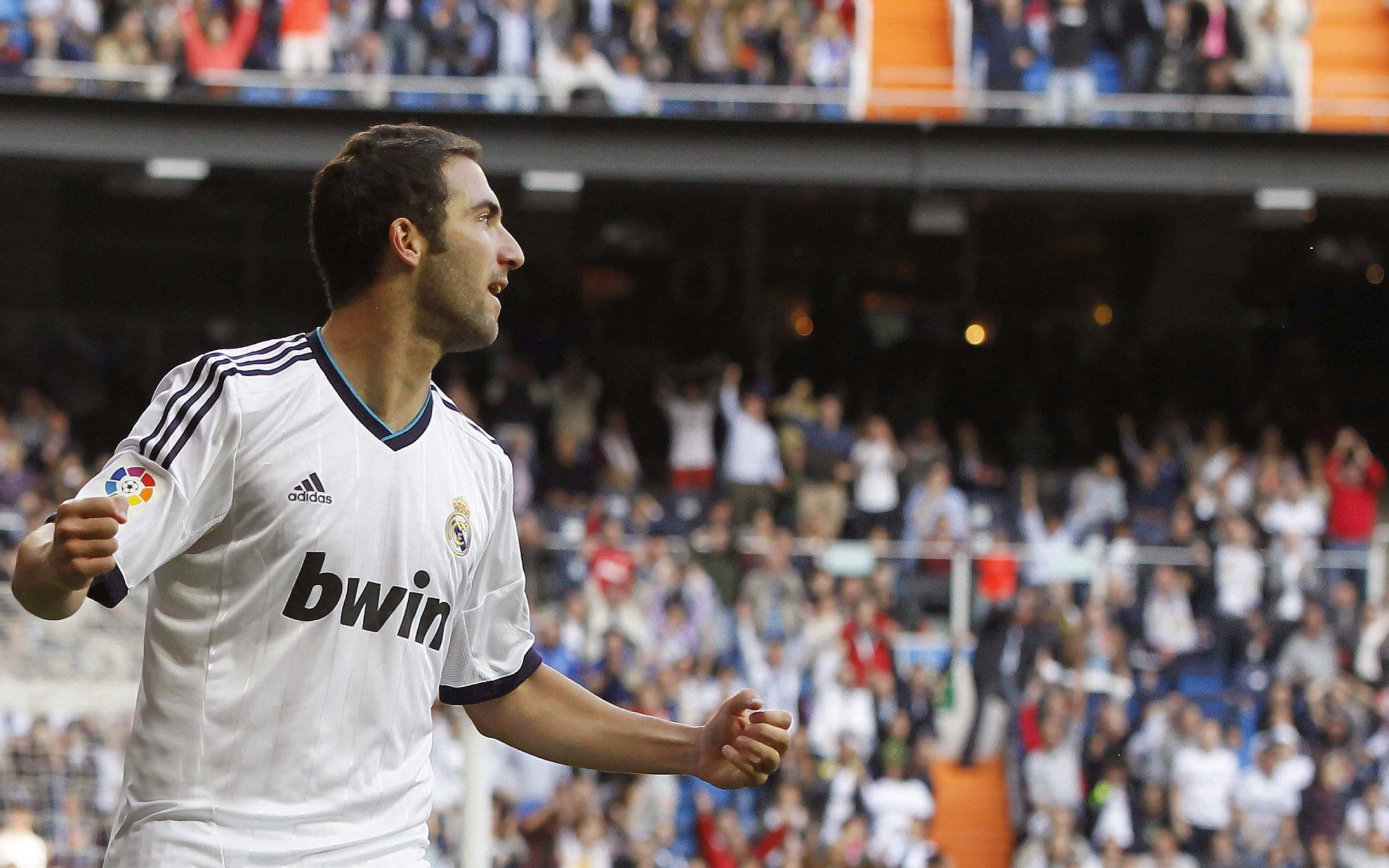 南美风暴席卷圣西罗，秘鲁闪电击碎红黑军团，穆勒用个人能力写下现代足球寓言